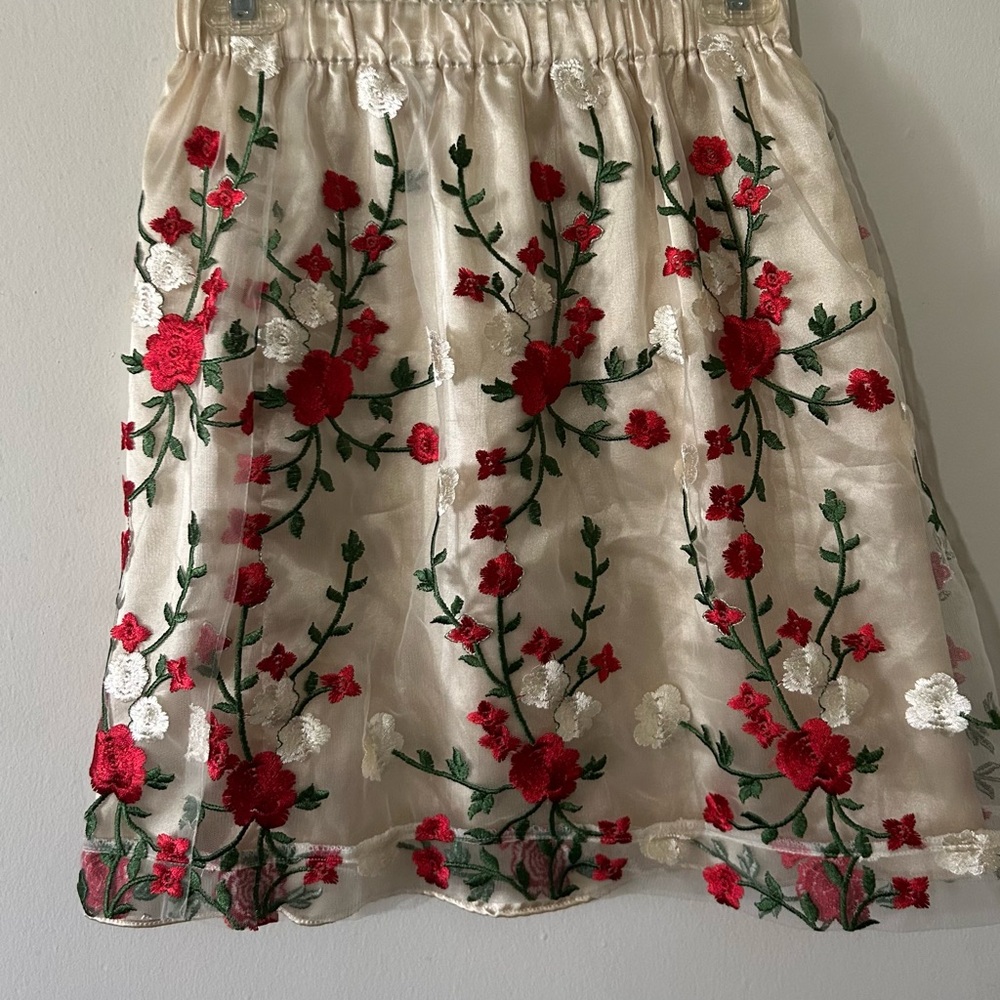 Chic Floral Embroidered Mini Skirt - Red and Cream